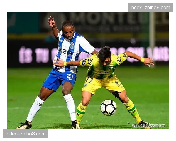 加的斯2-1逆转塞尔塔，赛后主队球迷冲入场内与球员共同庆祝关键胜利