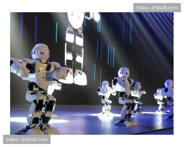 WBO蝇量级冠军赛前，观众席出现“机器人舞”暖场表演