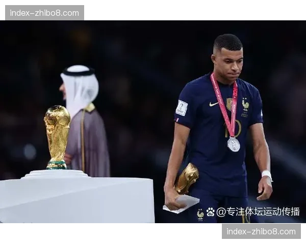 特写：替补席上的姆巴佩，专注观察比赛并记录笔记